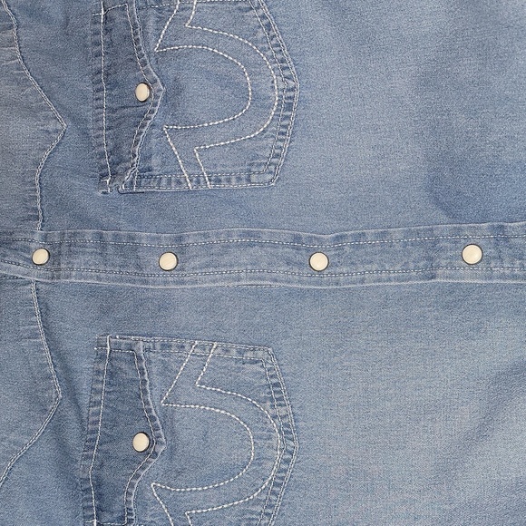 True Religion Light Blue Denim Shirt size medium NWT! Snap button closure - Picture 6 of 7